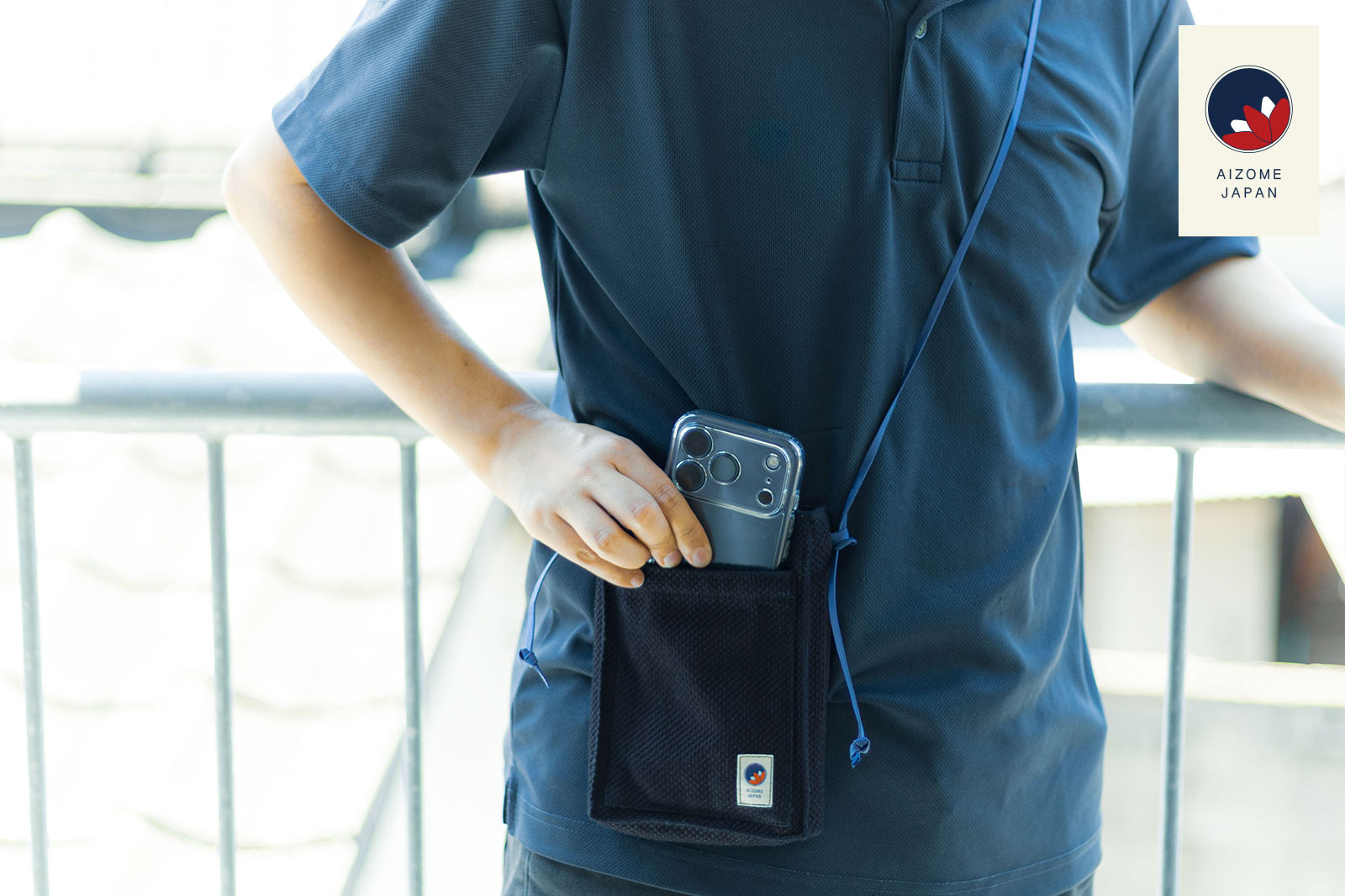 正藍染スマホポーチの使用イメージ