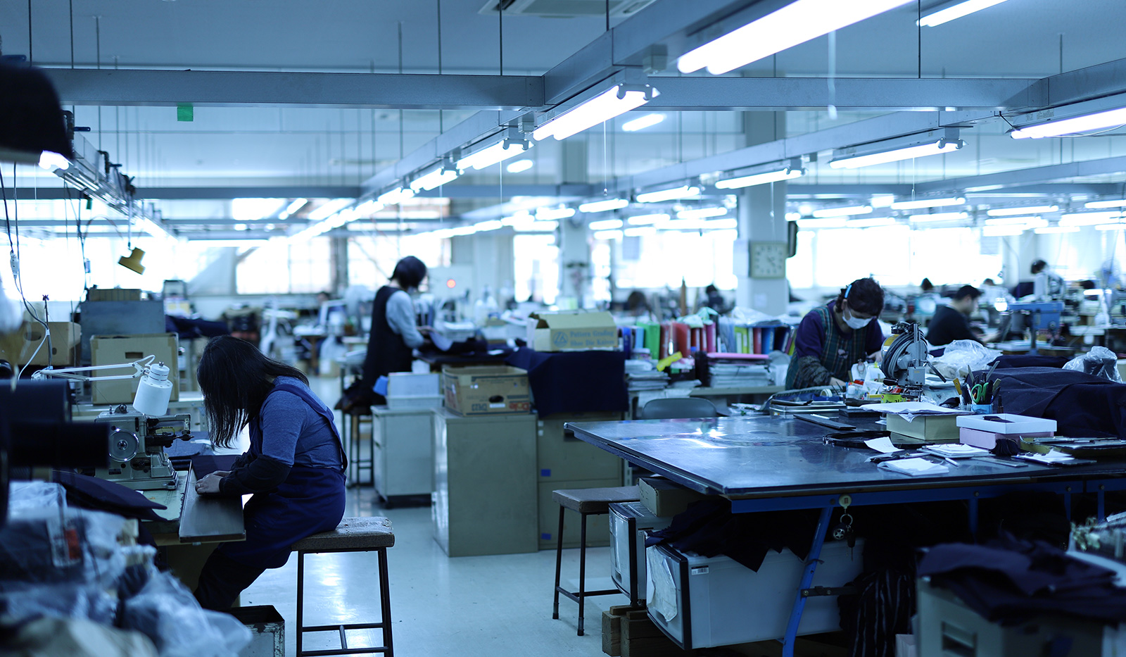 宮崎の日本剣道具製作所で職人が働く工場風景